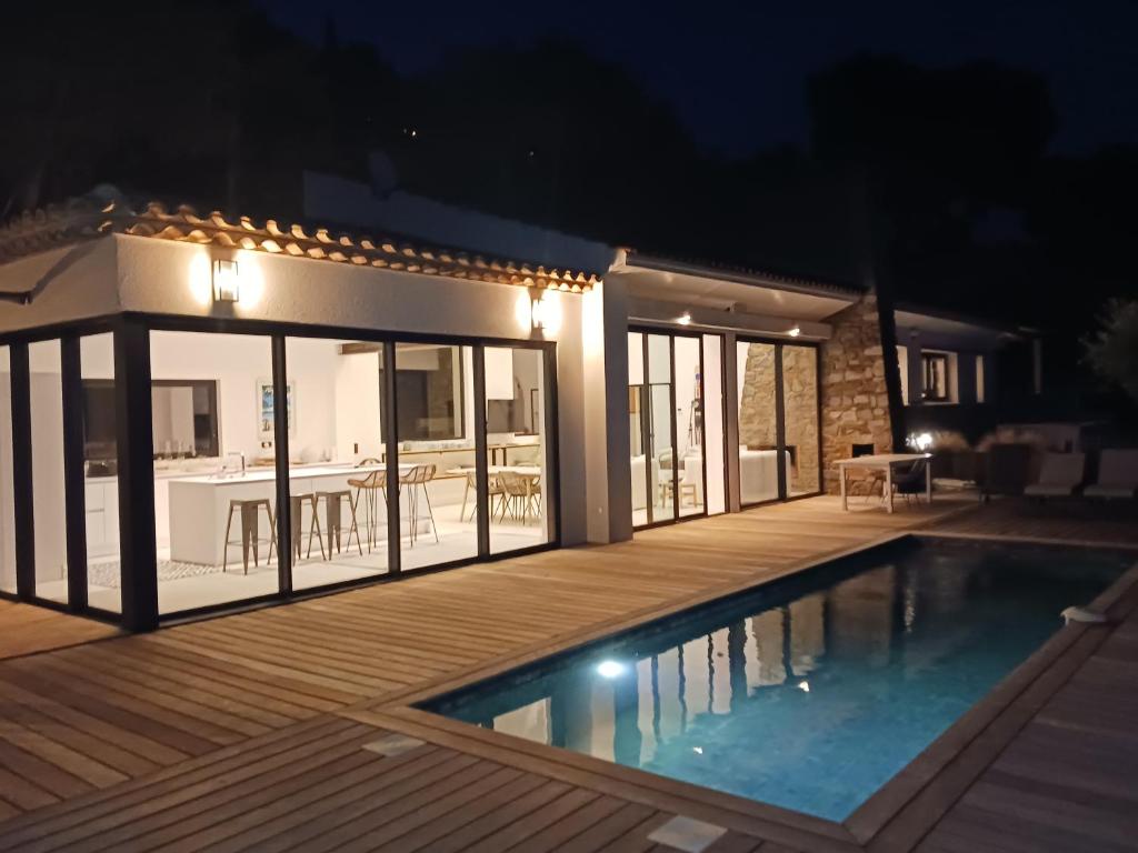 Basen w obiekcie Magnifique villa avec piscine, vue mer lub w pobliżu