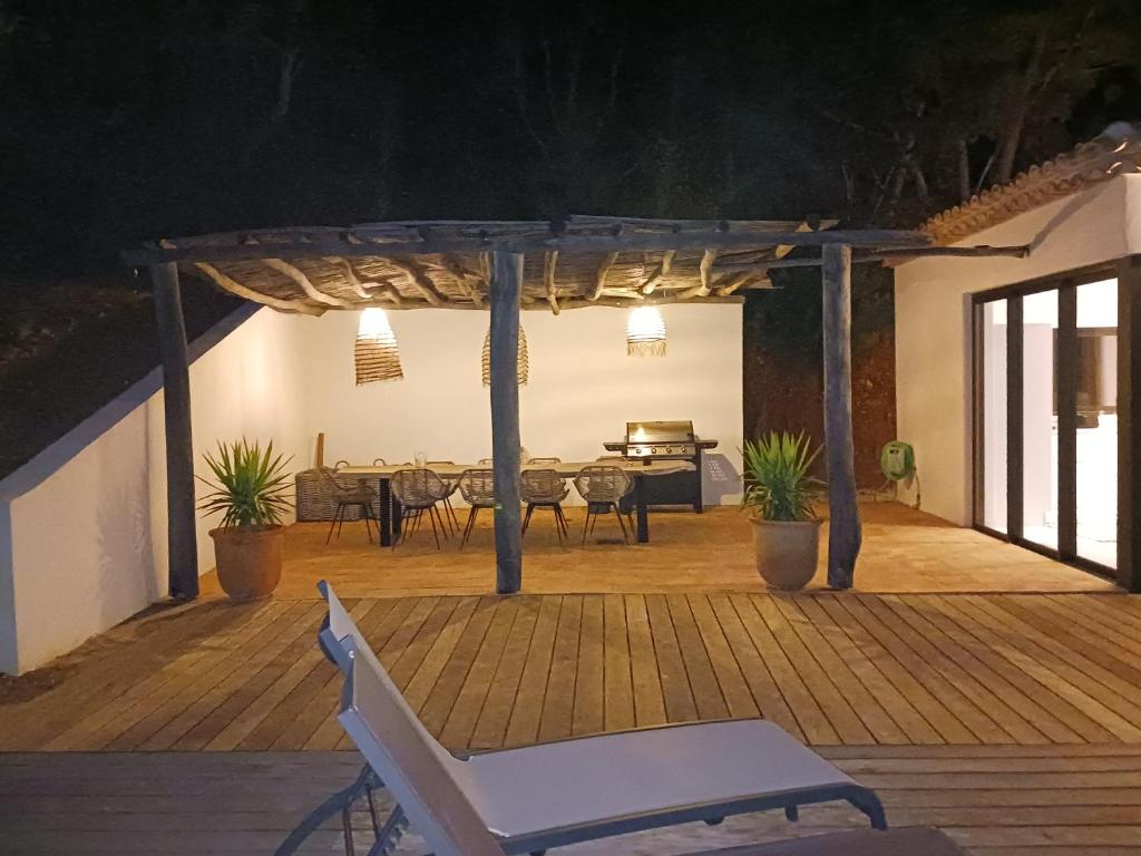 drewniany taras ze stołem i krzesłami w obiekcie Magnifique villa avec piscine, vue mer w mieście La Croix-Valmer