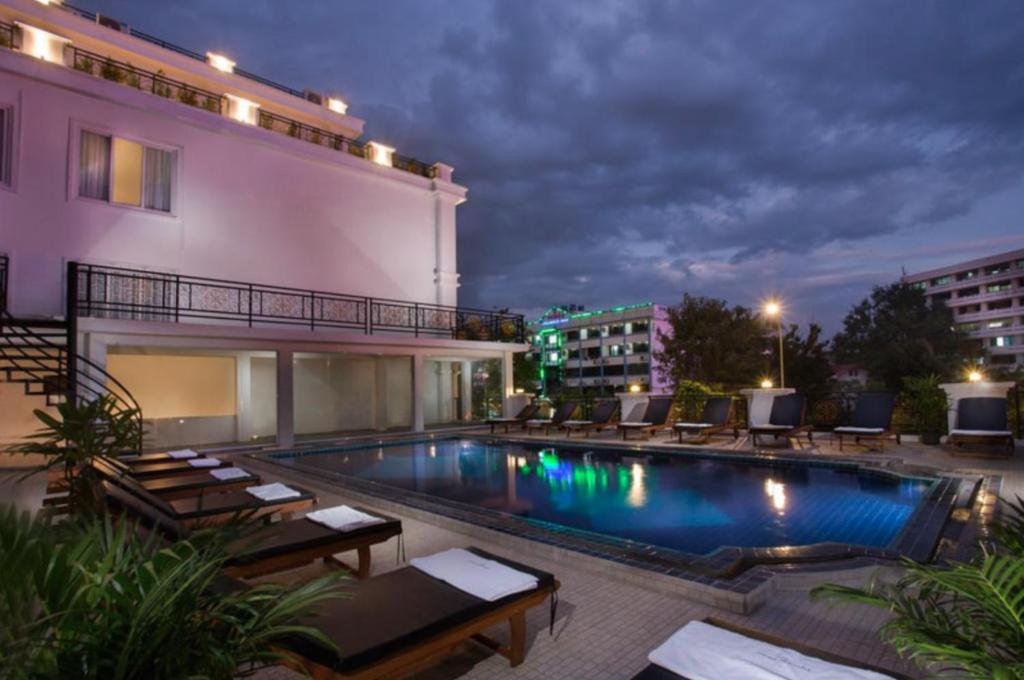 una piscina frente a un edificio en Xaysomboun Hotel & SPA en Vientián