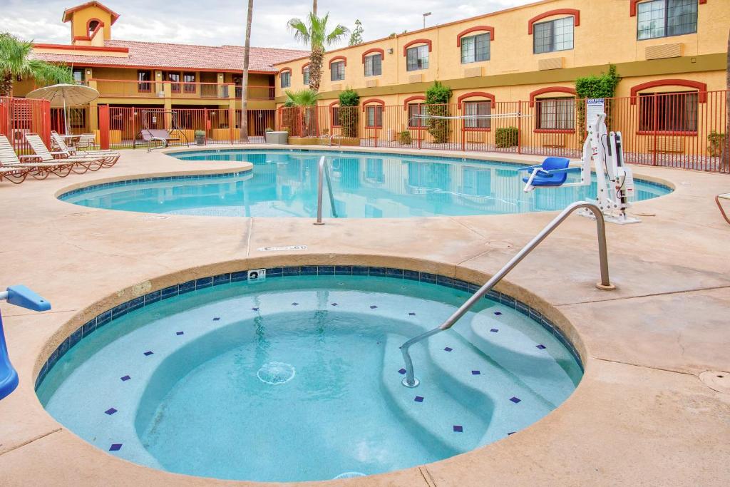 Bazén v ubytování Quality Inn & Suites Goodyear - Phoenix West nebo v jeho okolí