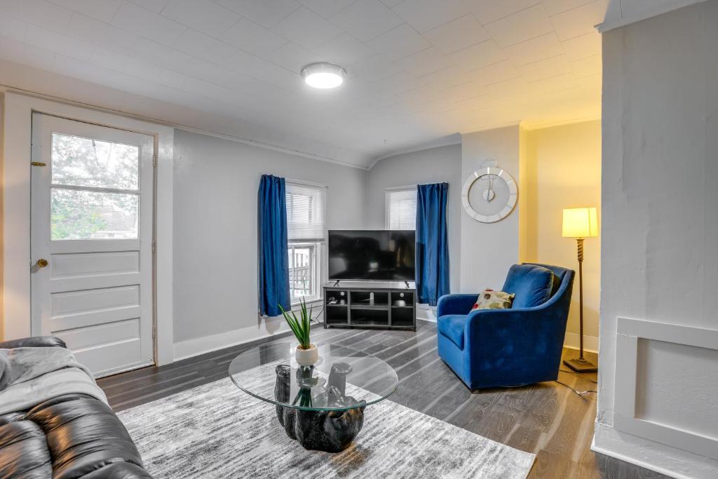 un soggiorno con divano blu e TV di Pet-Friendly Auburn Apartment with Balcony! ad Auburn