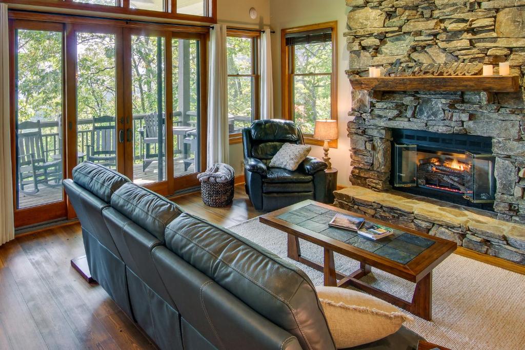 Posezení v ubytování Mtn-View Condo with Screened Porch in Burnsville!
