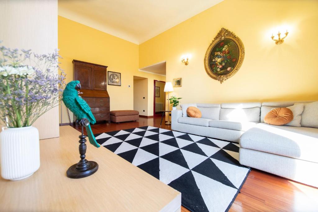 een woonkamer met een groene papegaai op een tafel bij Residenza alla Cattedrale in Center Town in Lucca