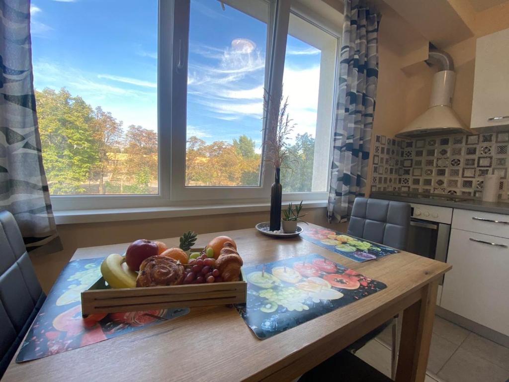 einen Tisch mit einer Schale Obst in der Küche in der Unterkunft Park apartment - Stara Zagora in Stara Sagora