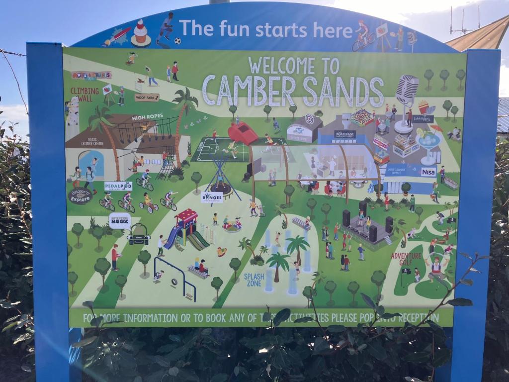 Una señal para la diversión comienza aquí bienvenidos a las arenas caribeñas en Coastal Getaway, camber sands en Camber