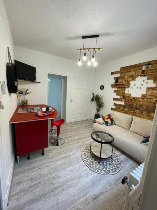 un salon avec un canapé et une table dans l'établissement LE NID DU PHOENIX - Proche Thermes & Parcs - Rez de Chaussée, à Vichy