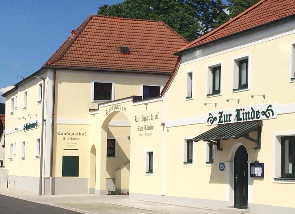 ein Gebäude an der Straßenseite in der Unterkunft Charming Landgasthof Zur Linde in Salching