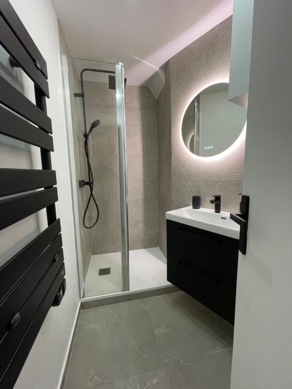 une salle de bain avec douche et lavabo dans l'établissement MY COSY - Appartement Vieux Nice, à Nice