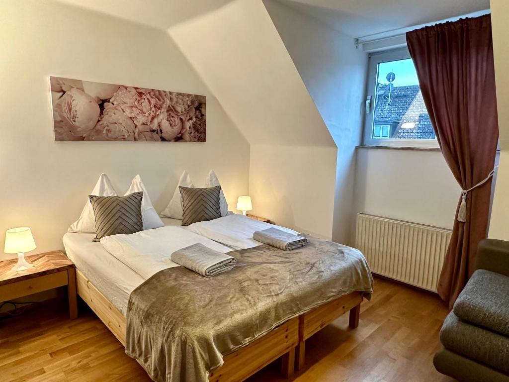 una camera con letto e finestra di Green Paradise & Cozy Retreat Salzburg with free parking a Salisburgo