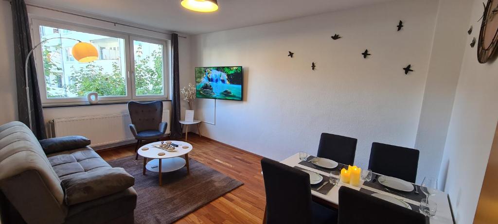 a living room with a couch and a desk with two monitors at City Wohnung 3 Zimmer in Bremen