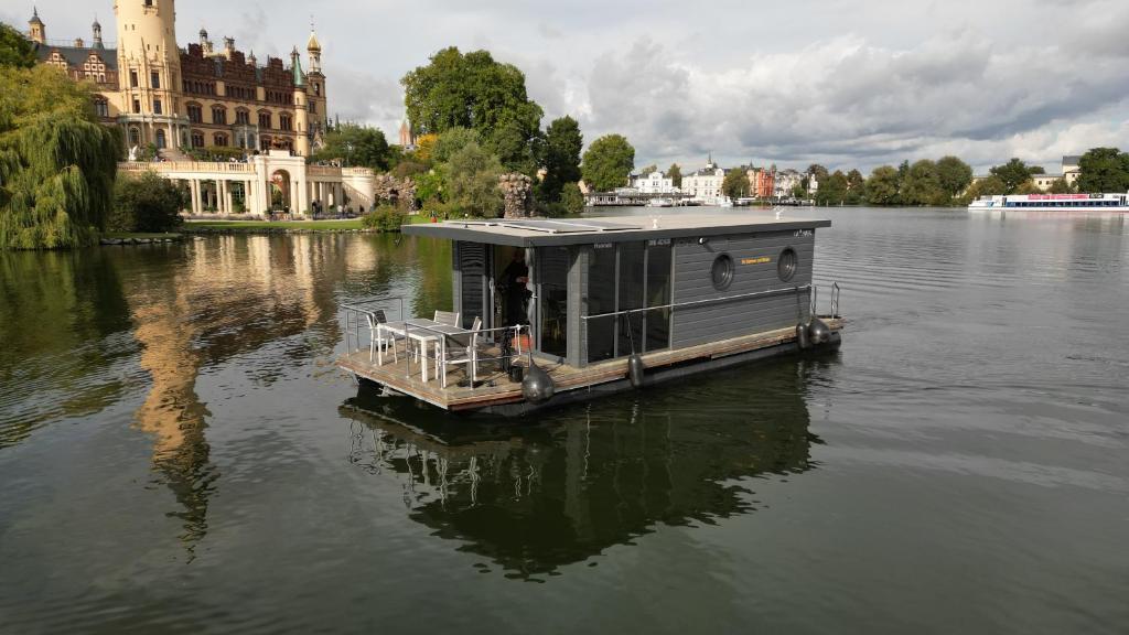 Θέα στο ποτάμι κοντά σε αυτό το πλωτό κατάλυμα