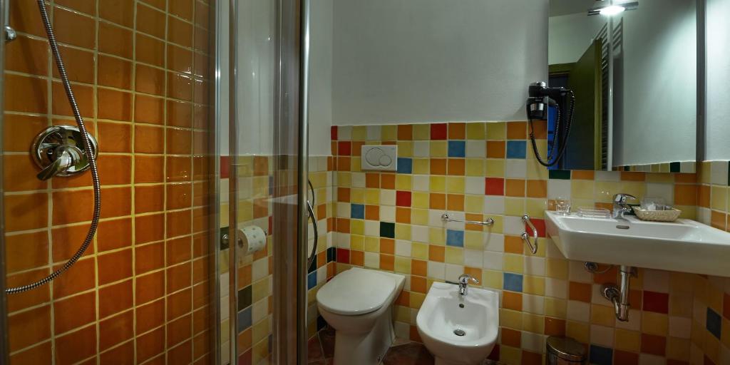 un bagno con wc, lavandino e doccia di B&B ai Condotti di Pisa da Filippo a San Giuliano Terme