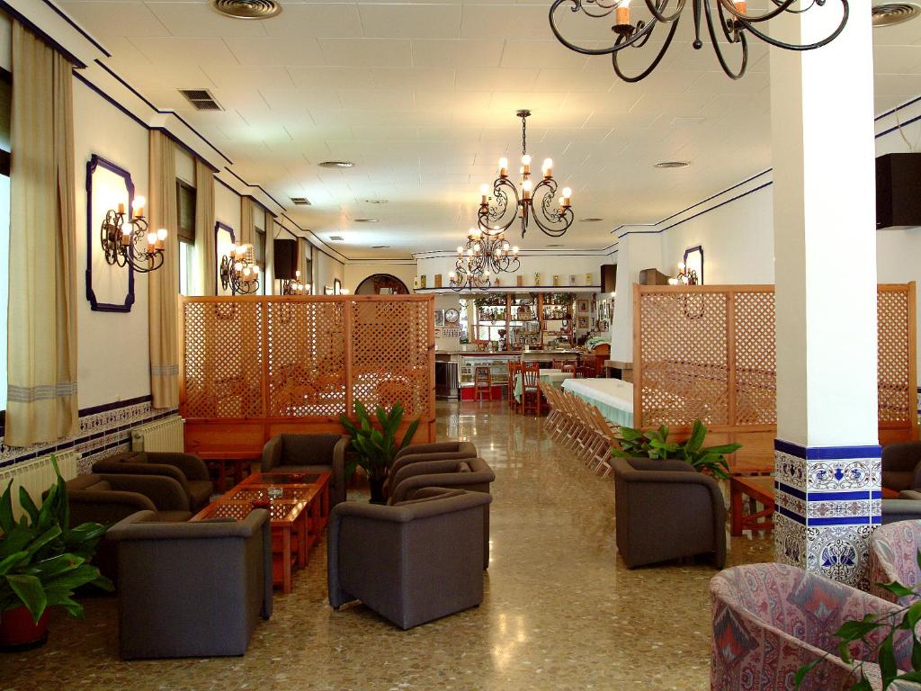 坎皮約斯的住宿－聖弗朗西斯科旅館，餐厅里一个带桌椅的大堂
