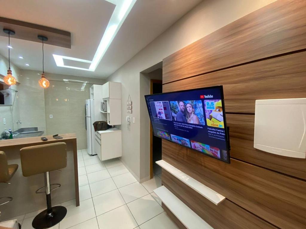 Habitación con TV de pantalla plana en la pared en Lindo apartamento no centro de Belém, en Belém