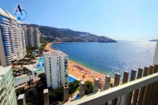 a view of a beach and the ocean from a building at 5 Departamento con Espectacular Vista a la Bahía de Acapulco in Acapulco