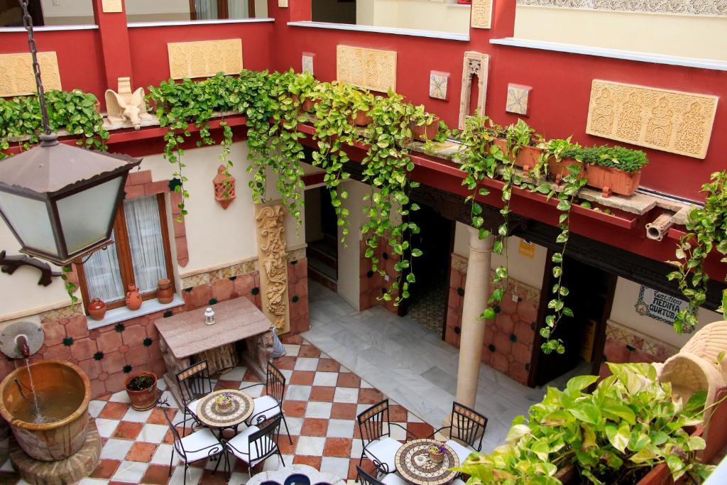 widok na patio z roślinami na budynku w obiekcie Apartamentos Medina Qurtuba w Kordobie