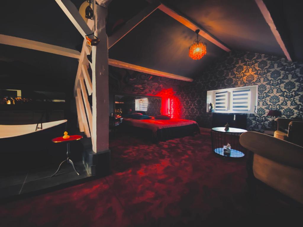 Habitación con cama y luces rojas. en Love-Room Chic&Glam', en Saint-Vincent-de-Paul