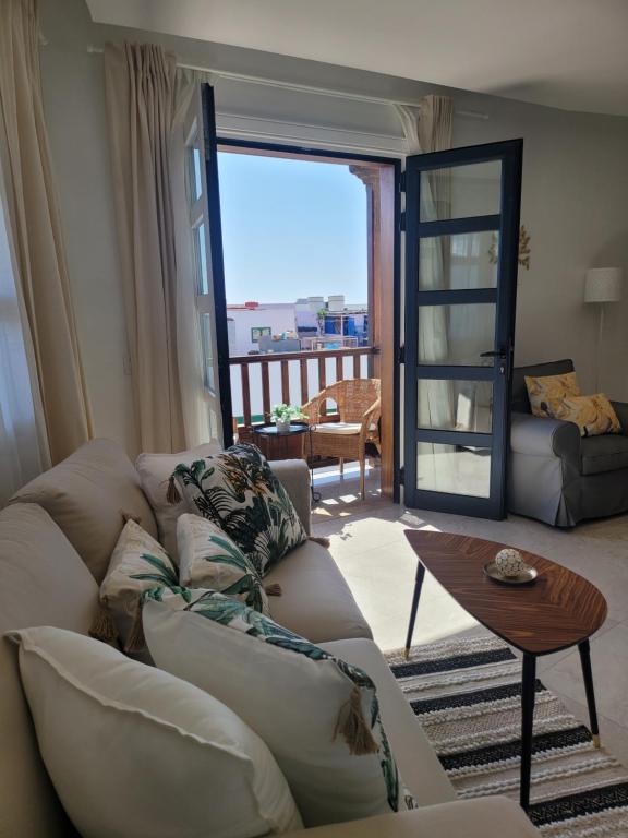 een woonkamer met een bank en een tafel bij Realidad in Playa Blanca