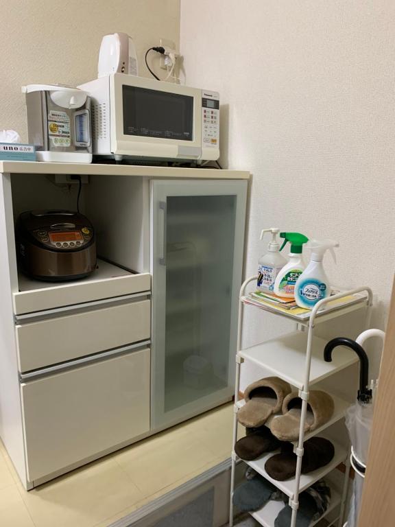 留连之家，隣東京的千葉県市川生活交通便利经济型旅馆、适合家庭游使用！可根据予约配置婴幼儿床及老人推椅。的厨房或小厨房