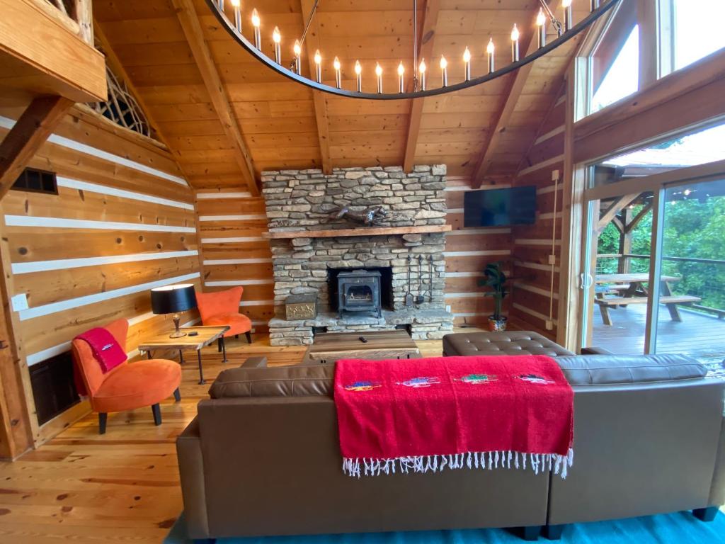 Bearwallow Lodge a Peaceful retreat with amazing mountain views and hot tub, Hendersonville