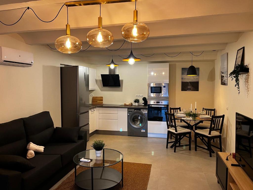 a living room with a black couch and a table at Apartamento a 2 minutos de la playa in Málaga
