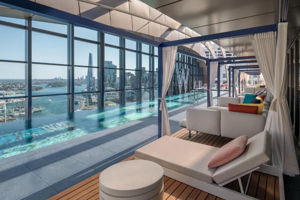 シドニーにあるW Sydneyのスイミングプールとバルコニー付きの客室です。