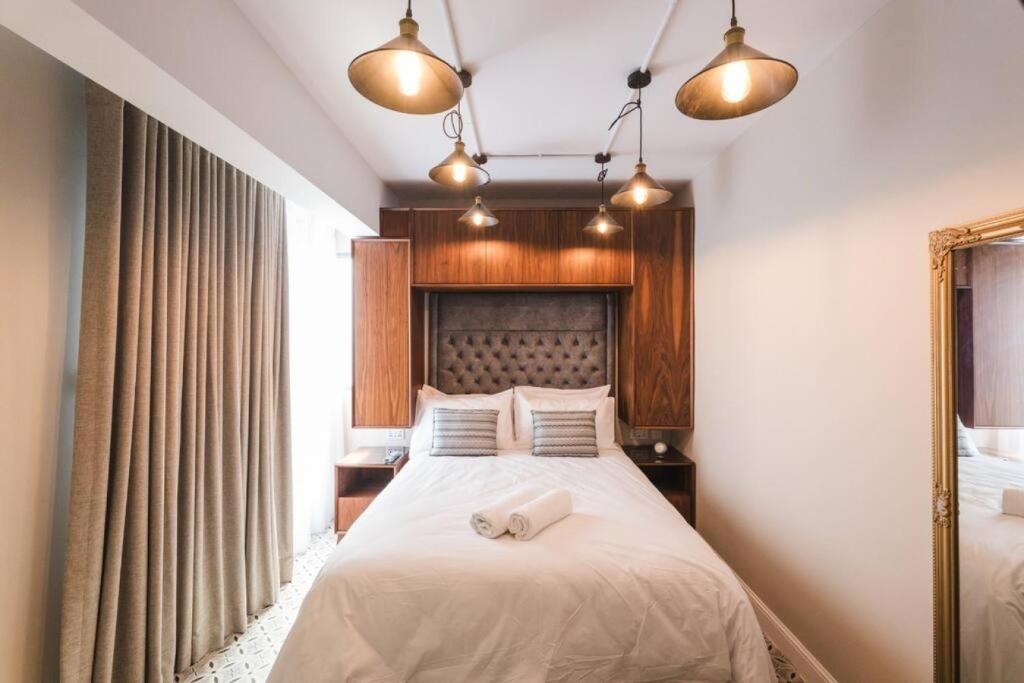 um quarto com uma cama com duas toalhas em Zebbuga The Penthouse Suite 7 em Żebbuġ