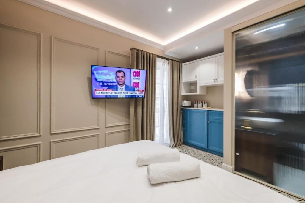 a room with a bed and a tv on a wall at Zebbuga Deluxe Balcony Apartment 6 in Żebbuġ