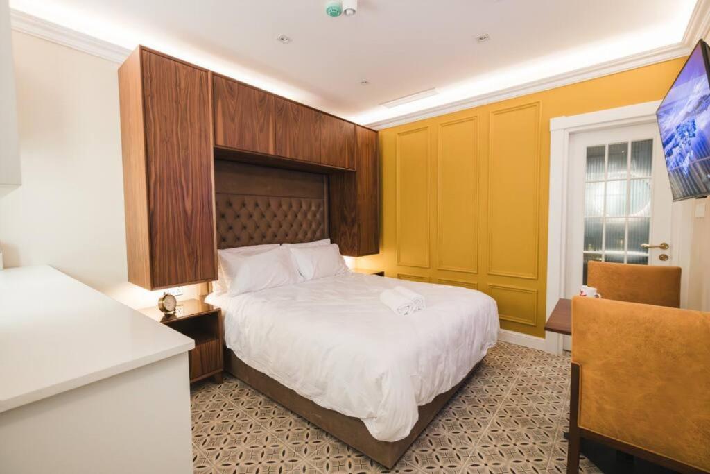 a hotel room with a bed and a desk at Zebbuga Lavish Suite 2 in Żebbuġ