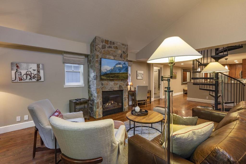 ein Wohnzimmer mit Sofa und Kamin in der Unterkunft River Club 306 by Alpine Lodging Telluride in Telluride