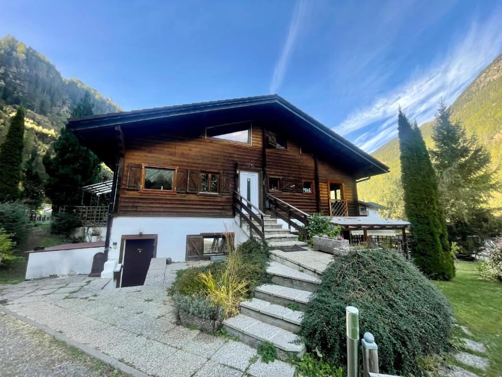 una casa de madera con escaleras que conducen a ella en Haus Riverside, en Zaunhof