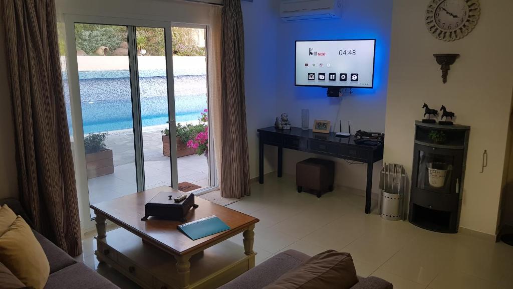 Televízia a/alebo spoločenská miestnosť v ubytovaní Bayview Villa B11