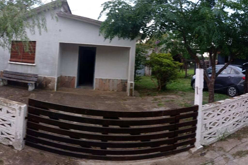 una valla de madera frente a una casa en Chalet Milagros, en Costa Azul