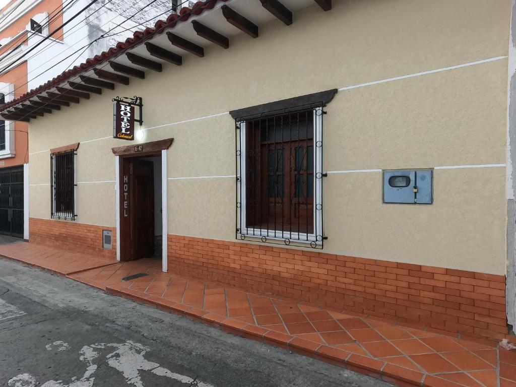 um edifício com uma porta ao lado em HOTEL COLONIAL em Buga