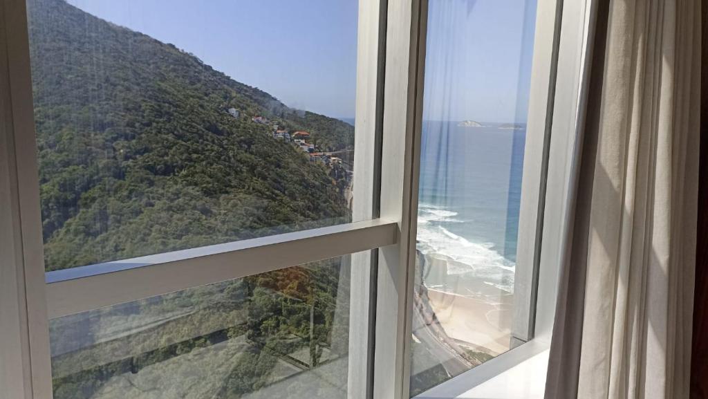 ventana con vistas al océano y a la montaña en Hotel Nacional Rio de Janeiro, en Río de Janeiro