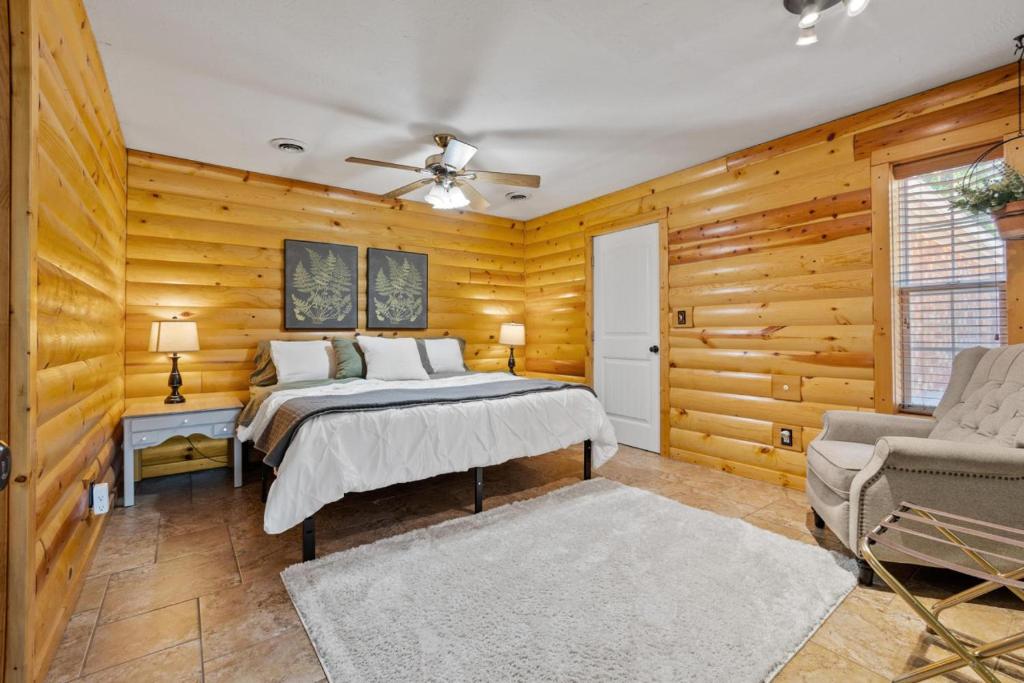 - une chambre avec un lit dans une pièce dotée de murs en bois dans l'établissement Quiet Country Escape, 