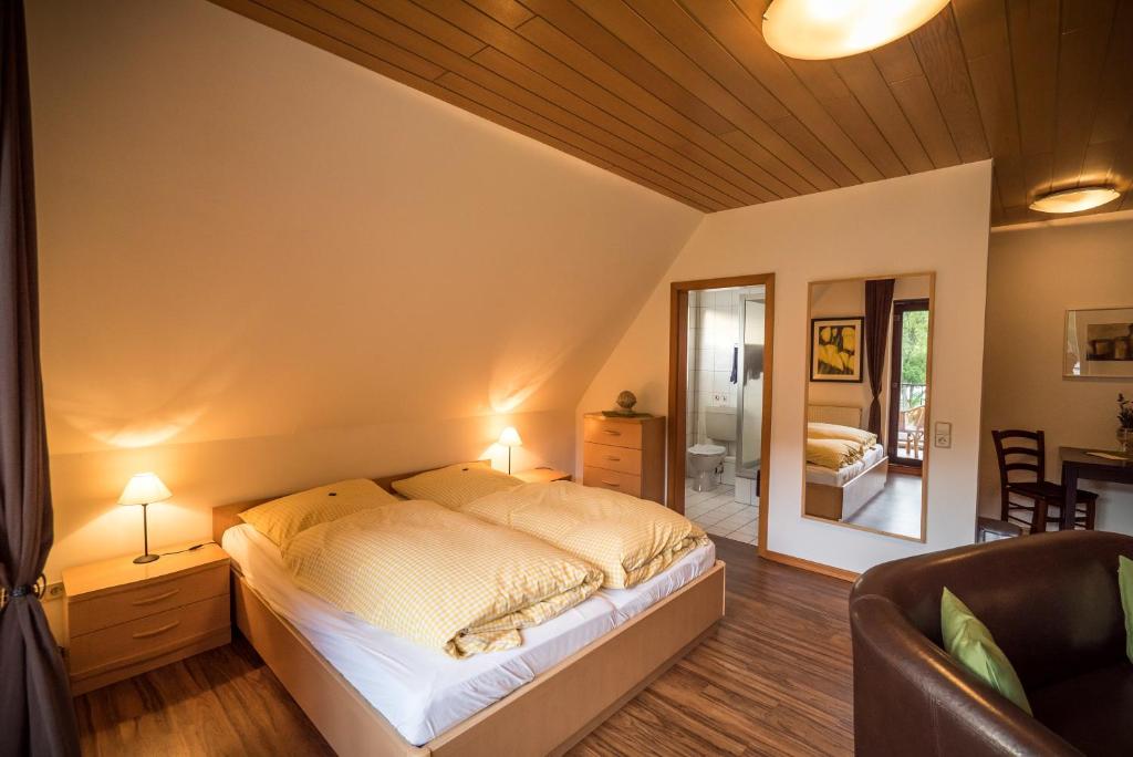 Postel nebo postele na pokoji v ubytování Weingut Peifer