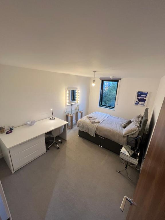 a bedroom with a bed and a desk and a desk at Perfect-City Centre-Apartment in Birmingham