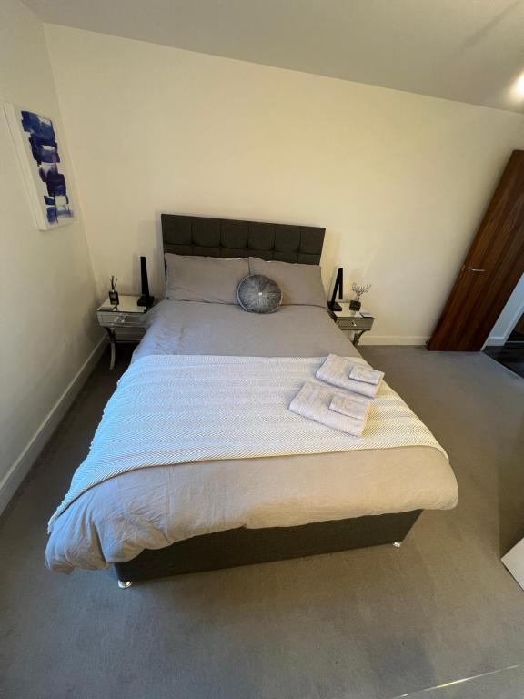 En eller flere senge i et værelse på Perfect-City Centre-Apartment