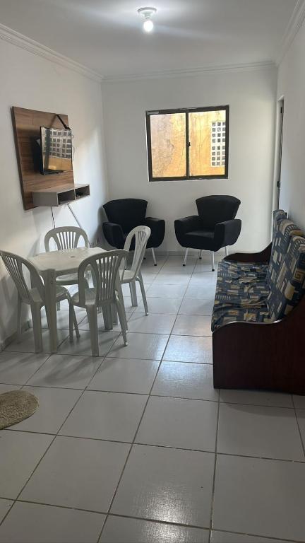 sala de estar con mesa, sillas y sofá en casa prive paulista, en Paulista