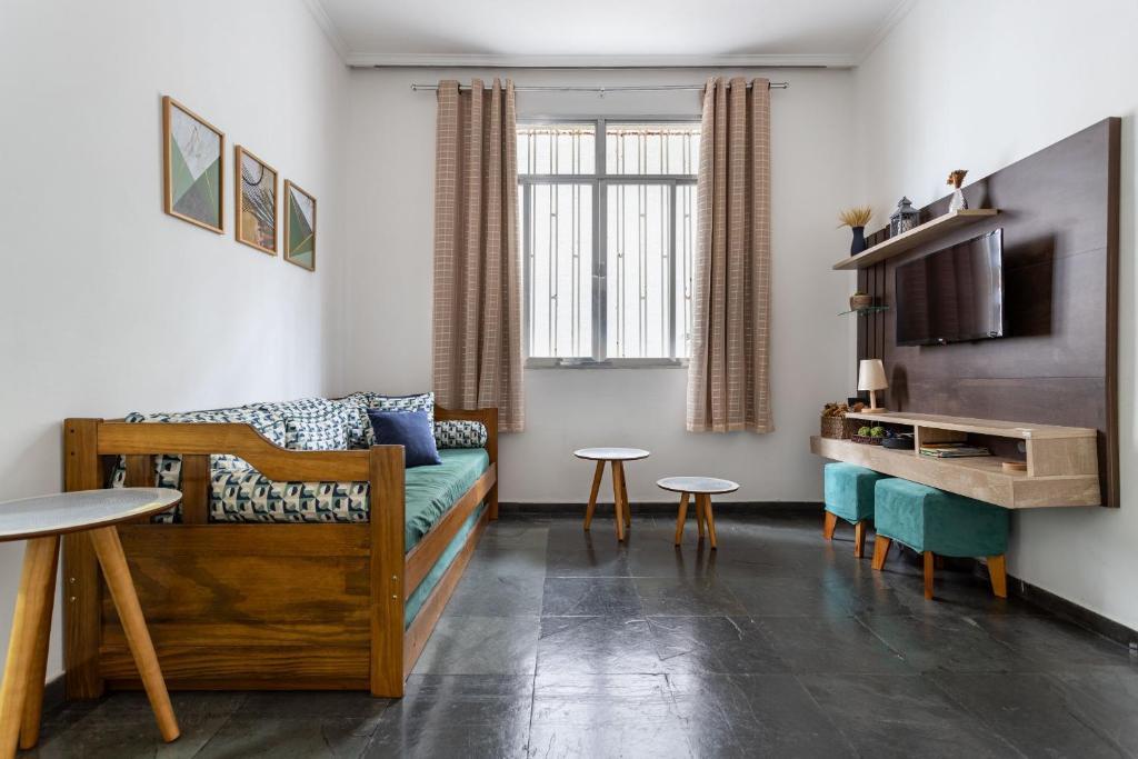 Habitación con cama, sofá y mesa. en Conforto em Botafogo - Ideal para casais - LM108 Z5 en Río de Janeiro