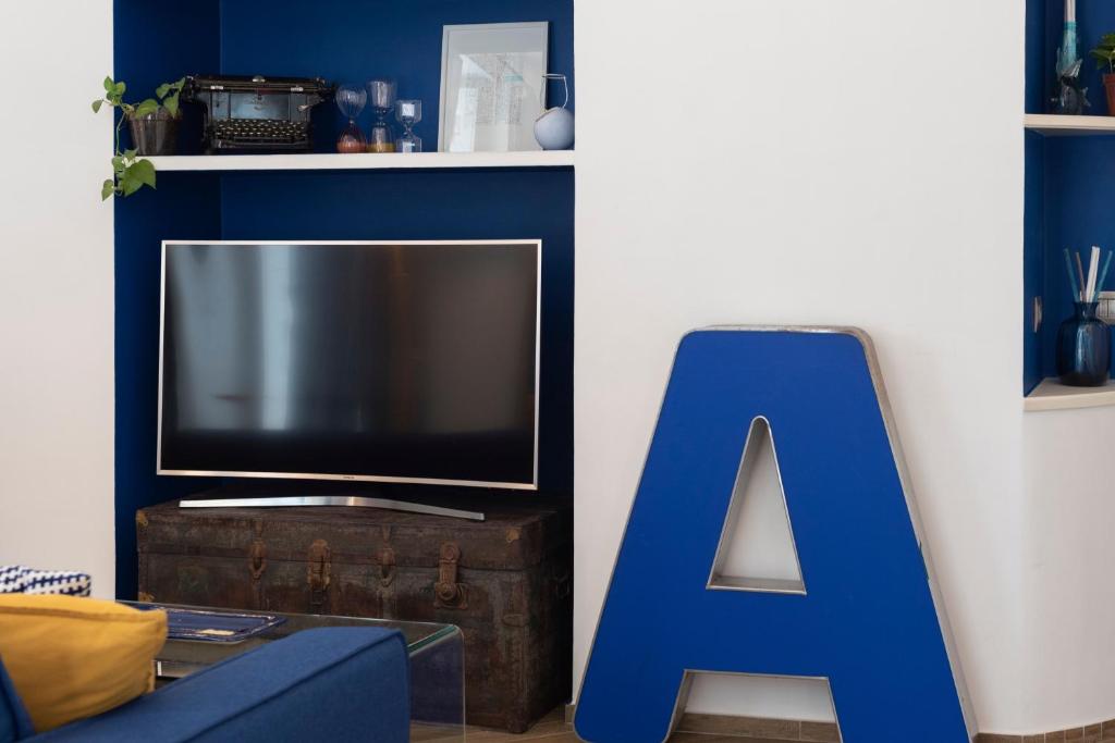 telewizor siedzący na stole z listem w obiekcie La Casa Blu a Toledo di Alberto w mieście Neapol