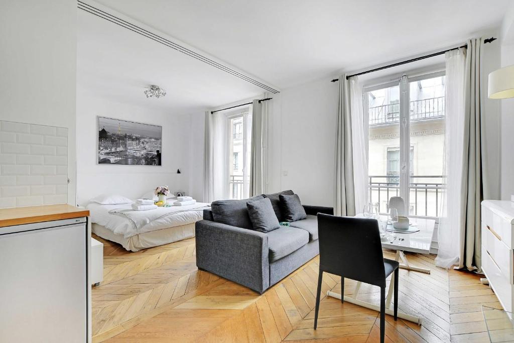 un salon avec un canapé et un lit dans l'établissement Authentic apartment - 1BR-2P - Palais Garnier, à Paris