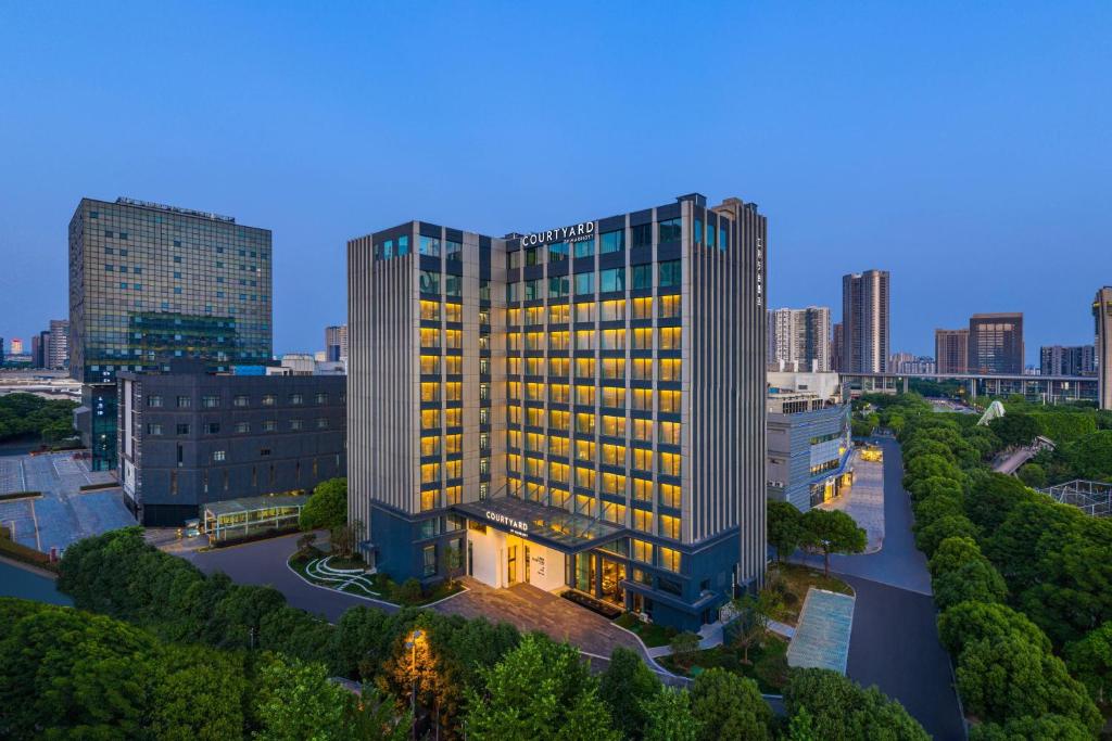 江阴江阴万怡酒店的城市中一座芝麻建筑的 ⁇ 染