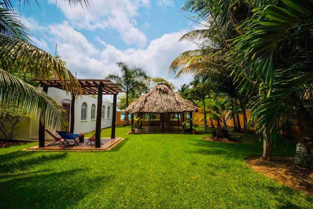 un patio con cenador y una casa en Casa Laguna Milagros, a 20 minutos de Bacalar, en Chetumal