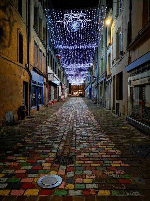 une allée vide avec des lumières et une rue pavée dans l'établissement Maison atypique, centre-ville 2+2 pers Sauna IR, à Sedan