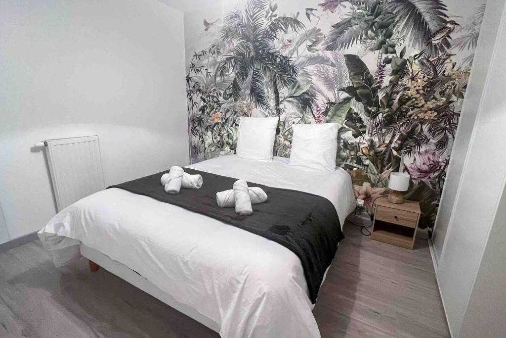 ein Schlafzimmer mit einem Bett mit zwei ausgestopften Tieren darauf in der Unterkunft Appart vue 360°, Paris, Parking in Vitry-sur-Seine