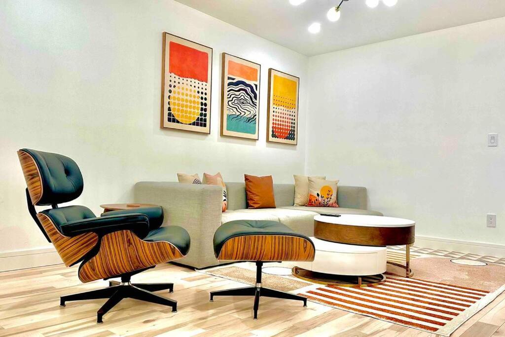 sala de estar con sofá y 2 sillas en Bright, airy, luxe hideaway”w” private backyard, en Brooklyn