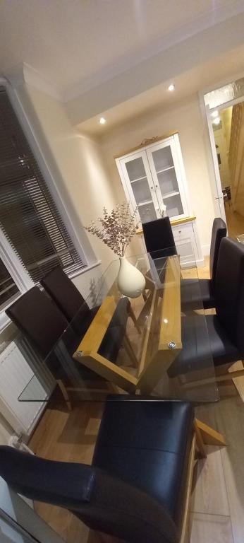 - un salon avec une table et des chaises dans l'établissement Spacious Family Home, à Abbey Wood