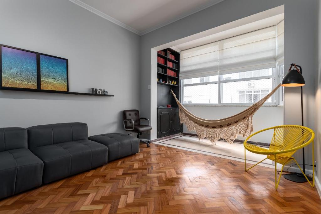 - un salon avec un canapé et un hamac dans l'établissement Encanto em Copacabana - Perto da praia -FMS601 Z4, à Rio de Janeiro